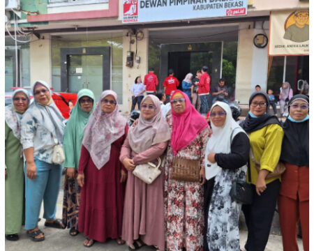 Aksi Kemanusiaan PSI Kabupaten Bekasi Membagikan Kacamata Kepada Masyarakat, Ada Yang Usul Gigi Palsu Aksi Kemanusiaan PSI Kabupaten Bekasi Membagikan Kacamata Kepada Masyarakat, Ada Yang Usul Gigi Palsu
